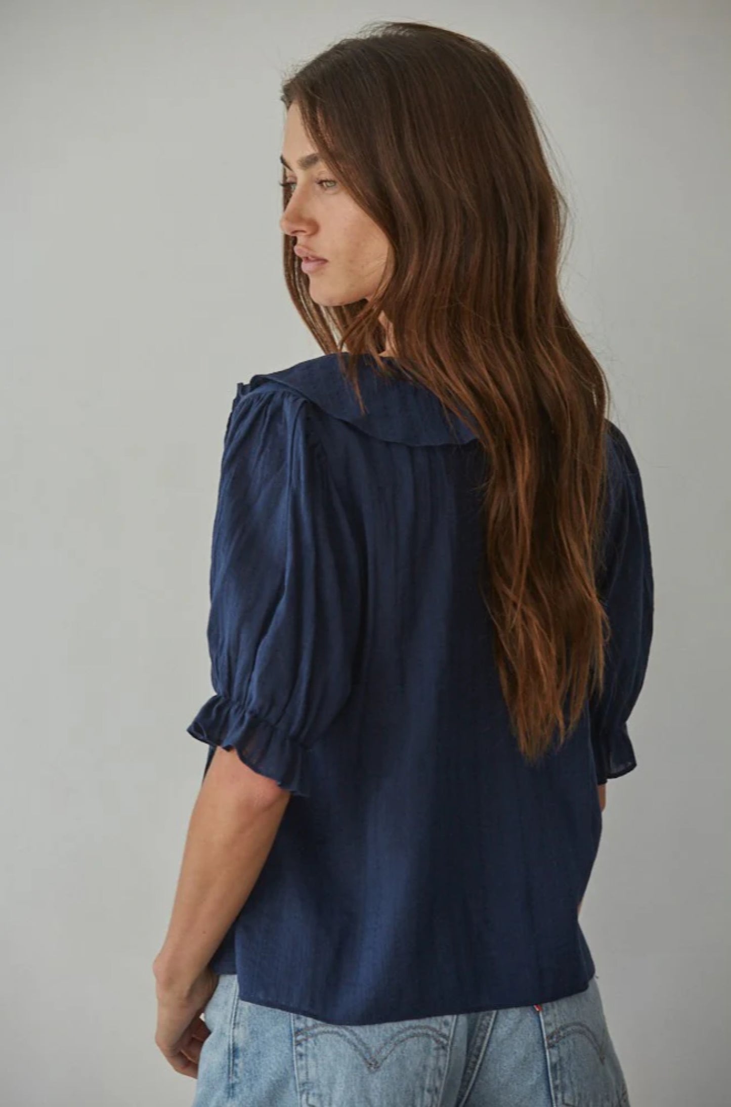 Woven Cotton Buttondown V-Neck Short Sleeve Top in Navy