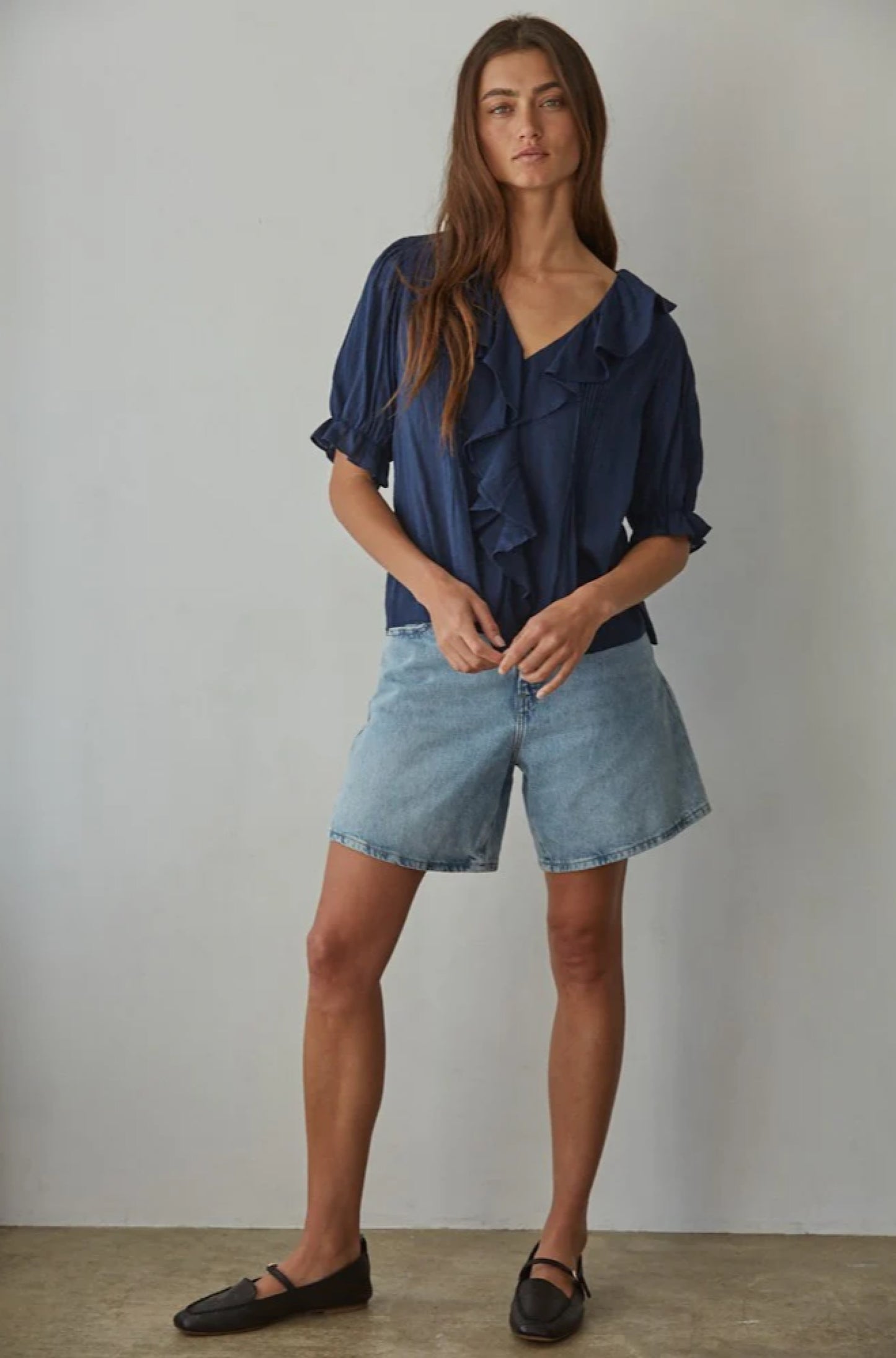 Woven Cotton Buttondown V-Neck Short Sleeve Top in Navy